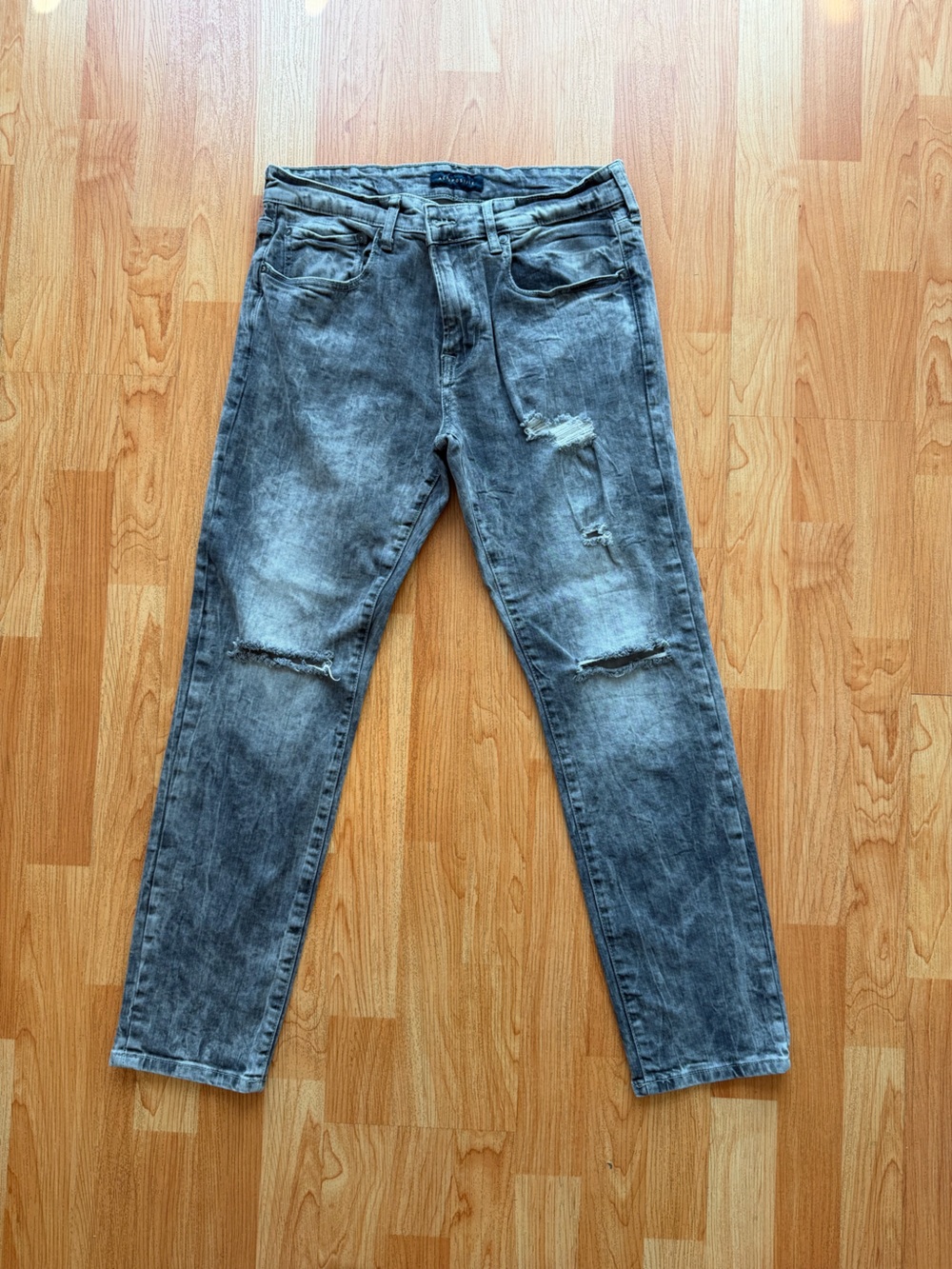 Aeropostale Men's Gray Acid-Wash Skinny Jeans